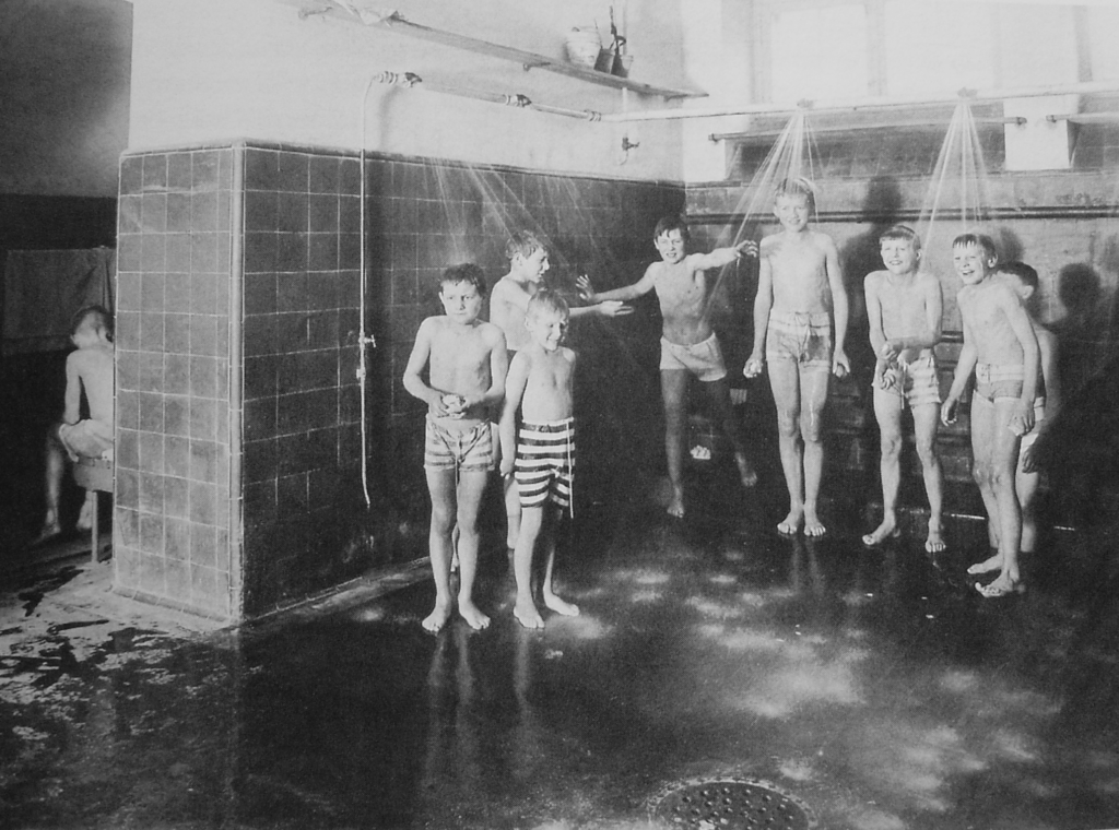 Kinder duschen im Waisenhaus Zürich, 1912