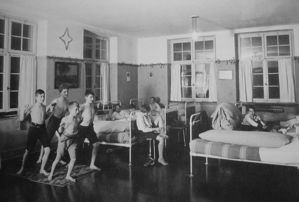 Kinder turnen im Schlafsaal, Waisenhaus Zürich, 1912