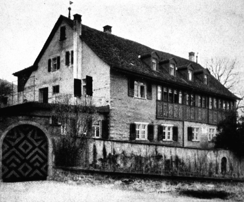 Das Eingangstor und Gebäude der Mädchenerziehungsanstalt Burg in Rebstein von Aussen.